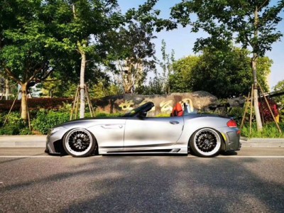 Compact posture BMW Z4 bagriders feel in place