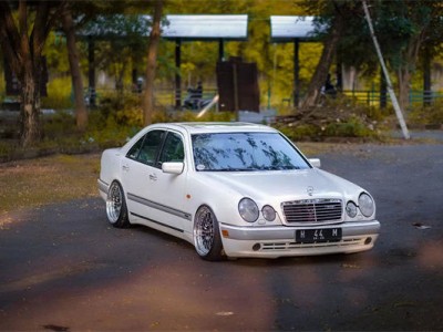 1995 Mercedes-Benz W210 bagriders low lying attack