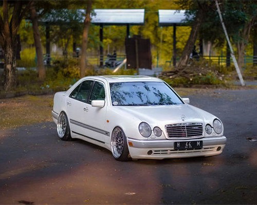 1995 Mercedes-Benz W210 bagriders low lying attack