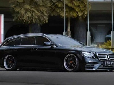 Indonesian Mercedes-Benz S213 bagriders flying at low altitude