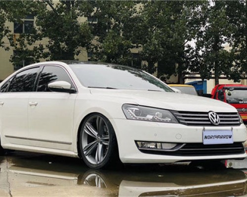 Charming gesture of Chinese Volkswagen Passat bagriders