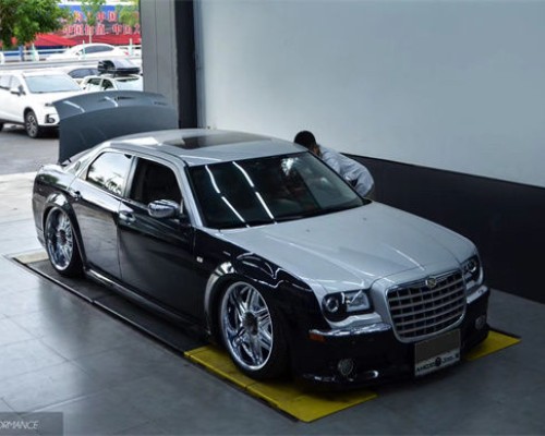 Exclusive Chrysler 300C bagriders for sportsmen show a low profile