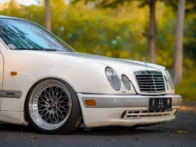 Unleashing Power and Style: The Transformed Mercedes-Benz E55 W210 with Bag Riders